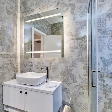 Luxury Apartment *