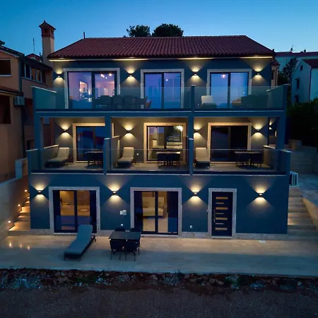 Luxury Apartment *